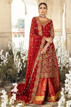 Indian Bridal Lehnga shirt Red Pakistani Bridal Dress, Wedding Party Clothes, Mehendi Dress, Dulhan Makeup, Nameera By Farooq, Casual Bridal Dress, Bridal Anarkali, Wedding Party Outfits, Anarkali Lehenga