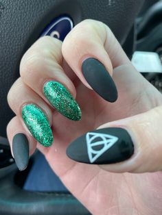 Slitherin Nails, Harry Potter Nails Designs Slytherin, Slytherin Nails Aesthetic, Harry Potter Nails Slytherin, Slytherin Nails Acrylic, Slytherin Aesthetic Nails, Slytherin Nail Art, Slytherin Nail Ideas, Slytherin Nails