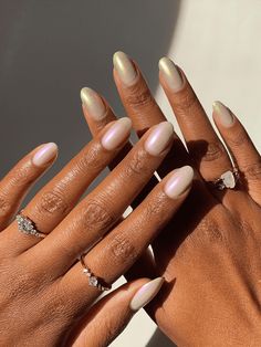 25 Autumn Chrome Nail Ideas to Bring the Year's Hottest Trend Into the Cooler Months Pr Nails, Pearlescent Nails, Plum Nail Polish, Chrome Nail Ideas, Wedding Nail Ideas, Vibrant Nail Colors, Chrome Manicure, Gold Chrome Nails, Plum Nails