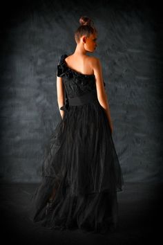 Description Black A-line, Long dress Sleeveless Open neckline Asymmetric neckline Tulle Dry Clean Made in Lebanon SKU ga-6334 One-shoulder Tulle Dress For Formal Occasions, Evening A-line Tulle Gown, One-shoulder Organza Gala Dress, One-shoulder Organza Dress For Gala, Formal One-shoulder Tulle Evening Dress, Sleeveless Tulle Gown For Cocktail Events, Sleeveless Ruffled Ball Gown For Evening, One Shoulder Tulle Evening Dress, One-shoulder Tulle Evening Dress