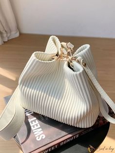 Beige Chic White Shoulder Bag Pouch, Chic White Shoulder Pouch, Large Capacity White Pouch, Trendy White Clutch Pouch, My Style Bags, Bags Leather Handbags, Beige Bag, Girly Bags, Drawstring Bucket Bag