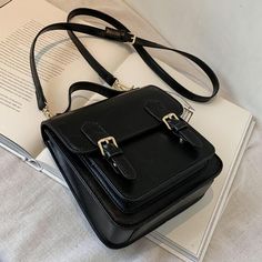 Handbag Vintage, Womens Designer Handbags, Women Leather Backpack, Pretty Bags, Designer Handbag, Shoulder Messenger Bag, Designer Backpacks, Cute Bags