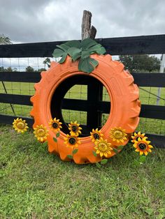 Tractor Tire Pumpkin, Diy Yard Decor Outdoor Decorations, Tire Decor, Tire Ideas, Fall Yard Decor, Tire Craft, Fall Yard, Fall Decor Diy Crafts, Tractor Tire