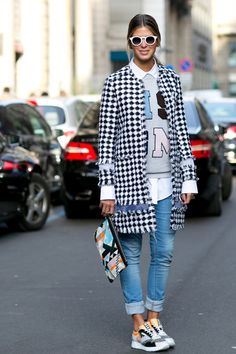 Casual Chique Stijl, Milan Fashion Week Street Style, Walking Down The Street, Parisian Chic, Womens Fashion For Work, Plaid Skirt, Fashion Streetwear