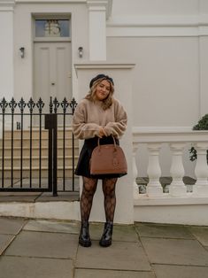 Fall Aesthetic Outfit Curvy, Midsize Paris Outfit, European Fashion Fall Plus Size, French Midsize Fashion, Europe Outfits Curvy, Midsize Fashion Skirts, Mid Sized Autumn Outfits, Paris Skirt Outfit, Paris Outfits Mid Size