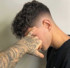 Hair Types Men, Taper Fade Short Hair, Low Taper, Curly Hair Fade, Curly Undercut, Mens Haircuts Short Hair