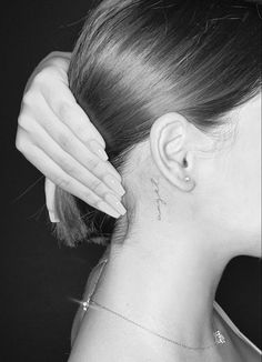 Side Neck Tattoo, Hidden Tattoos, Neck Tattoos Women, Writing Tattoos, Stylist Tattoos