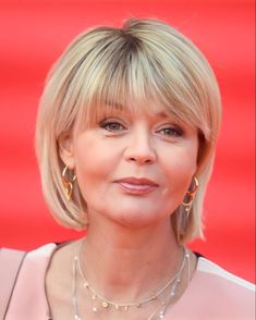 Elegant 29 Hairstyles for Women Over 50 with Round Faces: Modern, Chic Short and Long Styles Chin Length Haircuts, Cool Hairstyles For Girls, Bob Hairstyles With Bangs, Chin Length Hair, Hairstyles For Women Over 50, Short Layered Haircuts, Hair Collection, Round Faces, Women Over 50