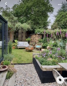 an outdoor garden with lots of plants and flowers