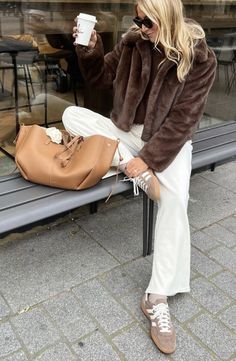 Petra Outfits, Old Money Winter, Wardrobe Aesthetic, Moda Outfit, Winter Fashion Outfits Casual, 2024 Fashion, Classic Fashion, Fur Vest, Winter Fashion Outfits