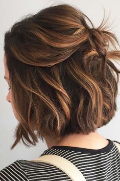 Find out how to style cute short hair with the help of our brilliant ideas that are extremely easy to pull off. Get some inspo to style your short hair. Brown Balayage Bob, Cute Medium Length Hairstyles, Chocolate Brown Hair Color, Brunette Balayage, Chocolate Brown Hair, Brown Balayage, Short Hair Color, Penteado Cabelo Curto