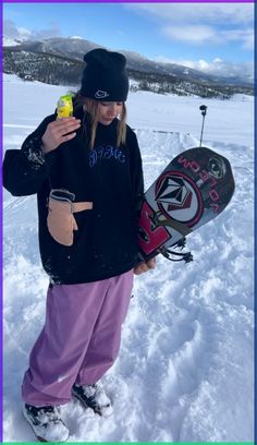 90s Snow Outfit, Skiing Trip Outfit, Snowboarding Fit Women, Snowboard Girl Outfit, Snowboard Outfit Aesthetic, Girl Snowboarding Aesthetic, Steezy Snowboard Outfits, Snowboarding Outfit Baggy, Baggy Snowboard Outfit