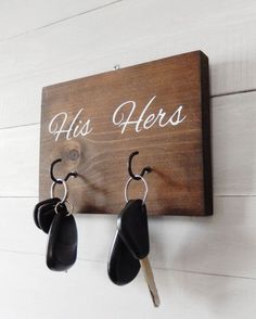 a wooden sign with two keys hanging from it's hooks and the words, his herss