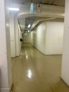 an empty hallway with no people in it