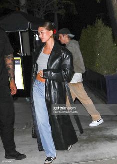 Date Night With Husband, Hailey Baldwin Outfits, Long Jacket Outfit, Hailey Bieber And Justin Bieber, Hailey Bieber And Justin, Leather Coat Outfit, Black Leather Jacket Outfit, Trench Outfit, Trench Coat Beige