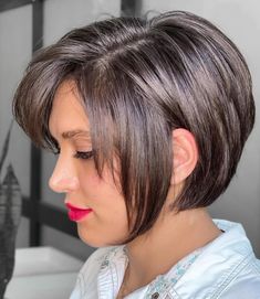 Short Bob with Face-Framing Layers Bob Pendek, Asymmetrical Bob Short, Plus Size Hairstyles, Dunner Wordend Haar, Pixie Bob Haircut, Layered Bob Short, Framing Layers, Corte Bob, Face Framing Layers