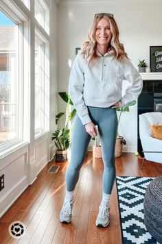 Sporty Looks Women, Soccer Outfits For Women Casual, Soccer Mom Coach Outfit, Soccer Mom Winter Outfit, Soccer Mom Fall Outfits, Sporty Mom Style, Soccer Mom Outfit Cold Weather, Sporty Mom Aesthetic, Sporty Mom Outfits Winter