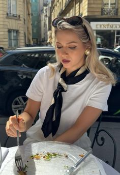 Restaurant Fits, Office Fits, Outfit Verano, Silk Scarf Style, How To Wear A Scarf, Old Money Style, Fashion 101, How To Wear Scarves, Style And Grace