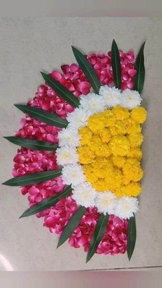 Rangoli From Flower Petals, Rangoli Using Flowers, Rangoli From Flowers, Rangoli Flower Design, Rangoli With Flowers, Onam Pookalam Design, Flower Rangoli Designs, Simple Flower Rangoli, Flowers Rangoli