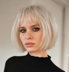 Jaw-Length Blunt Bob with Choppy Bangs Current Haircuts, Haircut For Big Forehead, Asymmetrical Haircut, Straight Hair Cuts, Flat Hair, Bob Hairstyles For Fine Hair, Work Hairstyles