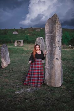 This beautiful skirt is made with our special pattern inspired on a victorian skirt.  The fabric is a beautiful tartan made in a mixture of wool, rayon, polyester and vicose fabric. Very warm and soft. Dark grey, with a little bit of black in the mixture. The skirt is closed in the back, laced like a corset, so you can regulate the aperture.  Length front: 100cm approx Meassurements: XS-S: 65-85cm M-L: 84-100cm XL-2XL: 98-120cm Red Tartan Skirt, Riding Skirt, Victorian Skirt, Long Leather Skirt, Steampunk Skirt, Gothic Skirt, Cocktail Skirts, Stewart Tartan, Tartan Skirt