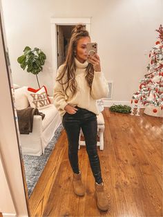 Ugg Boots Style, Outfit With Uggs, Ugg Boots Outfit, Winter Boots Outfits, Casual Couture, Mini Outfit, Winter Attire