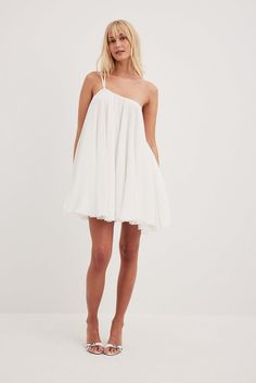 This dress is flowy and features a mini length. It has a one shoulder look and a double, non removable spaghetti strap with an adjuster. This dress features a zipper on the sleeve and a lining. Event Outfit, Future Fashion, Na Kd, Women Empowerment, Industrial Style, Spaghetti Strap, One Shoulder, Spaghetti, Off White