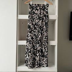 Maxi Skirt With Black Background White Floral Design. Black Midi Skirt For Brunch, Chic Black Floral Print Maxi Skirt, Black Midi Skirt For Day Out, Black Floral Print Skirt For Day Out, Black Flared Maxi Skirt For Vacation, Floral Print Maxi Skirt, Long Floral Skirt, Flowy Maxi Skirts, White Floral Design