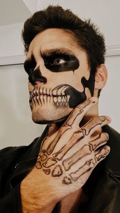 Skull Men Halloween, Men’s Skeleton Costume, Skeleton Make Up Man, Skull Make Up Men, Halloween Looks For Men, Mens Skull Makeup, Male Skeleton Makeup