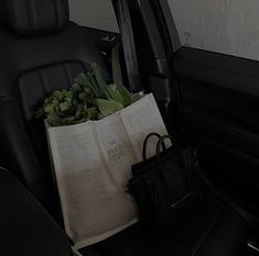 a bag and purse sitting in the back seat of a car