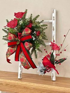 Diy Cardinal Crafts, Decorating A Ladder, Cardinal Christmas Decorations, Ladder Craft, Recycled Christmas Decorations, Cardinal Decor, Winter Wreath Diy