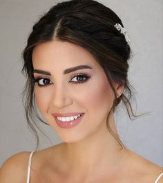 Simple Wedding Makeup For Hazel Eyes, Simple Wedding Makeup Brown Eyes, Bride Makeup Small Eyes, Make Up Bride Natural, Bridal Make Up Natural Brown Eyes, Wedding Makeup For Fair Skin Brunette, Natural Romantic Makeup, Wedding Makeup Classic, Natural Bridal Makeup Round Face