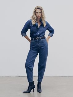 Damskie spodnie typu mom jeans od BIG STAR to ikona miejskiego designu. Wykonane zostały z wyjątkowej tkaniny dobby denim, która zapewnia wygodę i uczucie lekkości. Luźny krój zapewnia pełen zakres ruchów. Efekt postarzenia typu stone wash oraz przeszycia dodaje im miejskiego charakteru. Spodnie będą idealnym dodatkiem do każdej miejskiej stylizacji, dodaj do nich praktyczną nerkę, sneakersy i rusz w miasto! Cechy główne: tkanina dobby denim z recyklingu, krój mom jeans 5 kieszeniowa konstrukcja Spring Dark Wash Mom Fit Jeans, Dark Wash Mom Fit Jeans For Spring, Fall Denim Blue Cropped Mom Jeans, Fall Cropped Mom Jeans In Denim Blue, Denim Blue Mom Fit Jeans For Fall, Straight Fit Denim Blue Pants For Fall, Denim Blue Straight Fit Pants For Fall, Fall Denim Blue Mom Fit Jeans, Dark Wash Mid-rise Mom Jeans