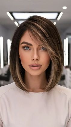 Mittellanges dunkelbraunes Haar Balayage für den Herbst Brown Hair Short Bob, Ideas For Dark Brown Hair, Subtle Caramel Highlights, Ash Brown Hair Balayage, Dark Ash Brown Hair, Balayage Hair Bob, Brown Auburn Hair, Fall Balayage, Dark Brown Hair Balayage