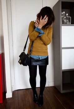 Moutarde et boots de pluie: Look Legging, Mode Casual, Elegantes Outfit, Looks Chic, Black Tights, Looks Style, Mode Style, Fall Winter Outfits, Work Fashion