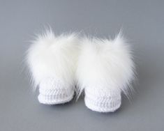 "White baby booties with white long pile faux fur trim are a great boy or girl baby shower gift idea - they are not only practical, but they are very stylish and fashionable. These crochet unisex baby booties are 100% handmade. Booties are double soled for a more cushioned sturdy shoe and excellent fit. They come in a box - perfect for gifting. Booties are available in many sizes, up to 24 months. If you need larger size booties please just let me know. Preemie size fits premature babies from ab Baby Winter Boots, Infant Shoes, Premature Baby, Baby Girl Shower Gifts, Faux Fur Boots, Crochet Baby Booties, Baby Boots, Baby Head, Crib Shoes