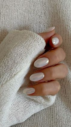 White Chrome Nails, Engagement Nails, Perfect Manicure, Chrome Nail, Smink Inspiration, Her Nails, Pearl Nails, Makijaż Smokey Eye