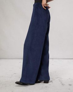 The Sofie. A high-rise fit with a wide leg that's a rag & bone office favorite. Updated as a tailored trouser, it's crafted from corduroy with generous stretch and a superb drape. Navy 4 Corduroy Pant, Athletic Fits, Corduroy Pants, Rag & Bone, Short Pants, Bottoms Pants, Denim Dress, Wide Leg, High Rise