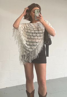 90s Crochet Fashion, Crochet Poncho Outfit, Poncho Outfit 2024, Poncho Outfit Aesthetic, Fall Crochet Outfits, German Summer Outfits, Styling Poncho, Poncho Aesthetic, Designer Crochet Fashion