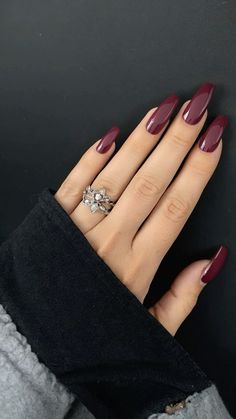 Holiday nails made easy! Explore creative and elegant Christmas nail art ideas that are perfect for any celebration. Wine Nails, Simple Fall Nails, Maroon Nails, November Nails, Fall Acrylic Nails, Burgundy Nails, Fall Nail Colors, Autumn Nails, Fall Nail