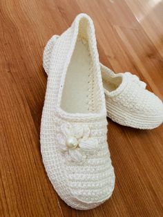 I used 100% cotton bright yarn for these modern house shoes, which are one of the most important accessories of women.The shoes are stylish, modern and light in structure. 1-Faux leather (non -slip) 2-Eva 3-Felt You can use these beautiful shoes, which combine comfort and elegance or you can buy them as a gift These are great gift ideas: Mother's day Birthdays Housewarming Christmas You can also combine with bags. You can choose the number. If you write me your height and weight when you order, Handmade Comfortable Slippers With Round Toe, Casual Crochet Yarn Slippers, Handmade Comfortable Casual Slippers, Comfortable Crochet Yarn Slippers, Crochet Yarn Slippers With Round Toe, Handmade White Slippers With Round Toe, Casual Knitted Slippers, Crochet House Shoes, Crochet House