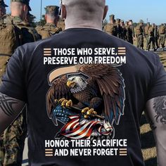 the back of a man's shirt that says those who serve preserve our freedom