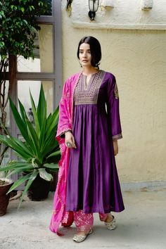 Purple Dress Indian Kurti, Purple Color Suits Indian, Pink Dupatta Color Combinations Suit, Purple Kurta Woman, Purple Kurti Combination, Pink Dupatta Color Combinations, Pink Contrast Color Combinations Dresses, Purple Contrast Color Combinations Dress, Purple Dress Indian