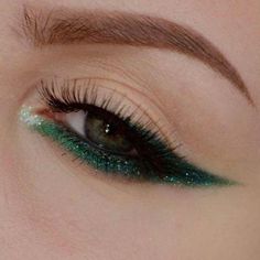 Green Homecoming Makeup Looks, Simple Green Prom Makeup, Hunter Green Eyeshadow Looks, Emerald Green Prom Makeup Simple, Forest Green Makeup Look, Green Eye Makeup Hooded Eyes, Emerald Green Make Up, Green Prom Makeup Looks, Green Makeup Looks Simple