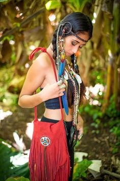 Brown braided leather dreamcatcher boho beaded feather Native American Indian costume hippy headband cowboy hat decor.Handmade and one of a kind.Made with real dark brown braided leather with colorful beads and natural macaw feathers.The head band measures approximately 100 cm long and 1.2 cm wide making it adjustable to any size.  The dream catcher measures 6 cm in diameter.There is a 2 leather beaded strands that hang off the dreamcatcher, with the 2 big macaw feathers dangling. Perfect headba Indian Inspired Fashion, Festival Headdress, Macaw Feathers, Hat Decor, Native American Print, Leather Headband, Headband Hat, Hippie Headbands, Headband Boho