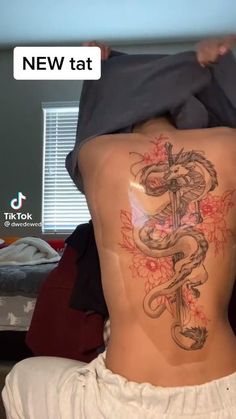 Dragon Tattoo For Women Arm Half Sleeves, Back Tattoo Full, Medium Tattoo Ideas, Cute Spine Tattoos, Tattoo Espalda Mujer, Tattoo Espalda, Dragon Tattoo For Women, Wicked Tattoos, Spine Tattoos For Women