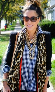 Look: Camisa Xadrez + Lenço - Moda it | Moda It Black And White Leopard, Leopard Scarf, White Leopard, Leopard Dress, Olivia Palermo, Carrie Bradshaw, Beautiful Skirts, Kate Moss, Mixing Prints