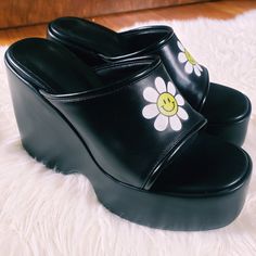 Styling Platform Sandals – Nectarine Dreams LLC Shoes To Wear With Flare Jeans, Daisy Smiley Face, 70s Style Clothing, Black Flatform Sandals, Winter Shoe Trends, Platform Slide Sandals, Harness Fashion, Fall Winter Shoes, Chunky Platform Sandals