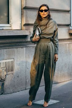 French Clothing Brands, Elegant Trousers, Tommy Ton, Monochrome Outfit, Women Fashion Edgy, Black Women Fashion, Work Outfits Women