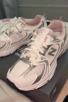 #nike #asics #shoes Acisis Shoes, Asics Aesthetic, Pink Workout Clothes, Fashion Shoes Heels, Shoes Sport